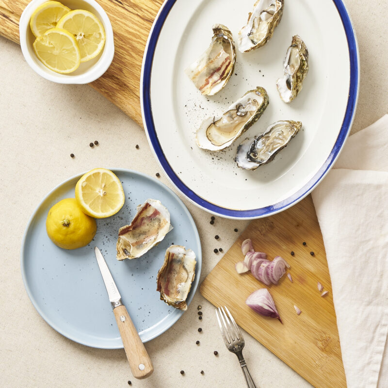 ZOOM Huîtres et voile de ventrèche de porc noir de Bigorre AOP Herbae Recette gros plan